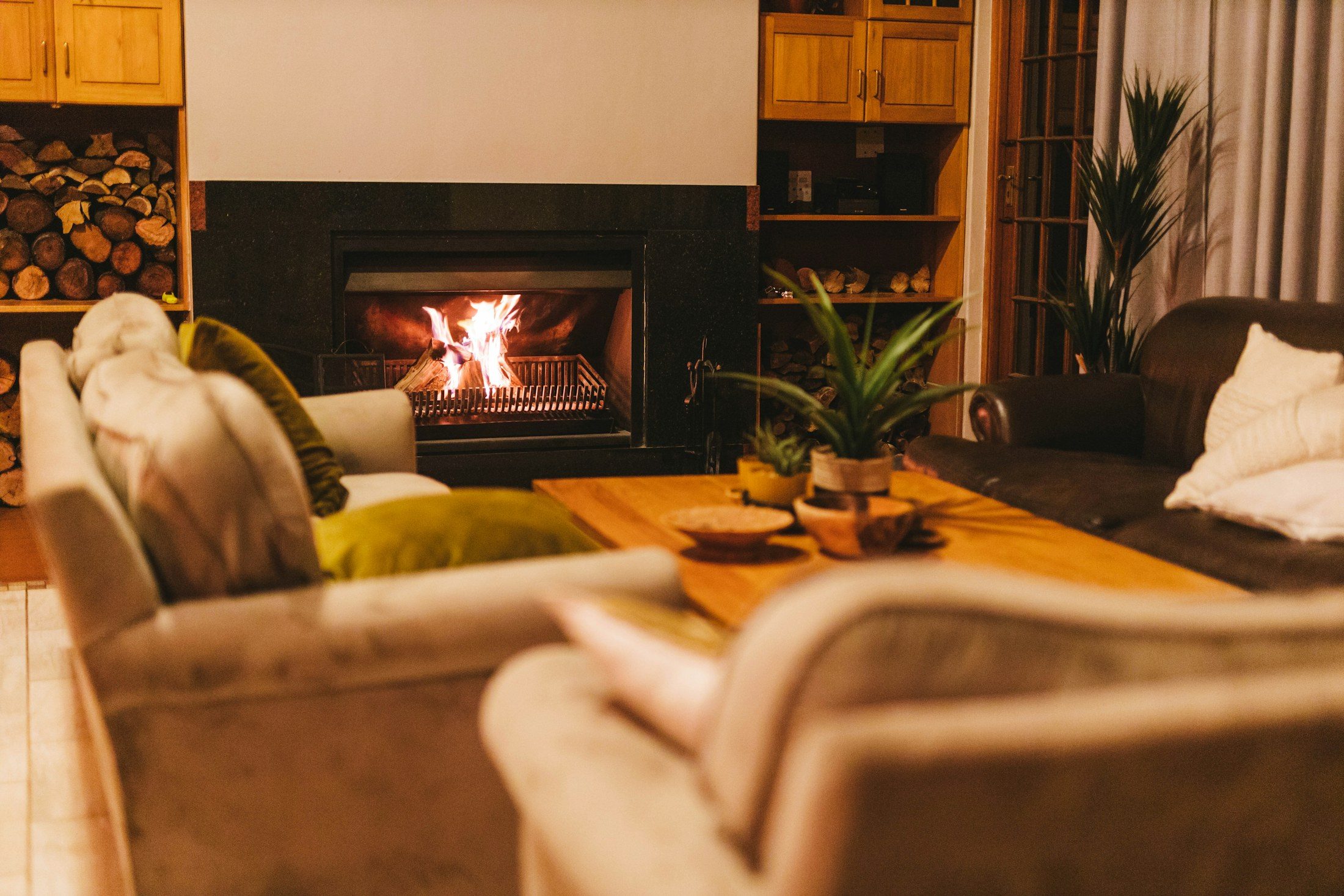 Houtkachel op een stenen plateau in een warme woonkamer