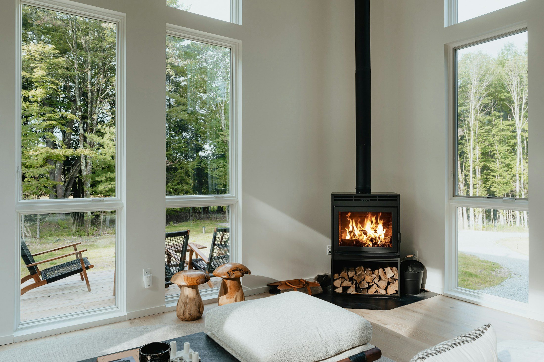 Inbouw gashaard in een wand van natuursteen met planten