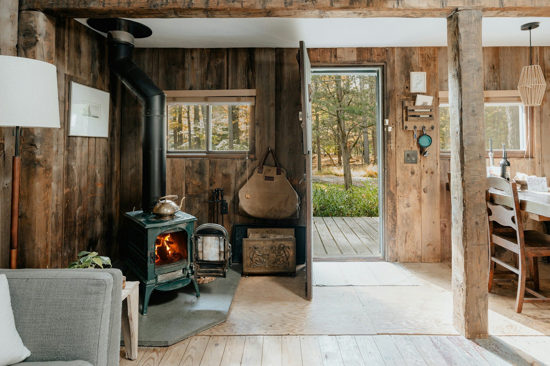 Brandende houtkachel in een houten interieur met houtopslag