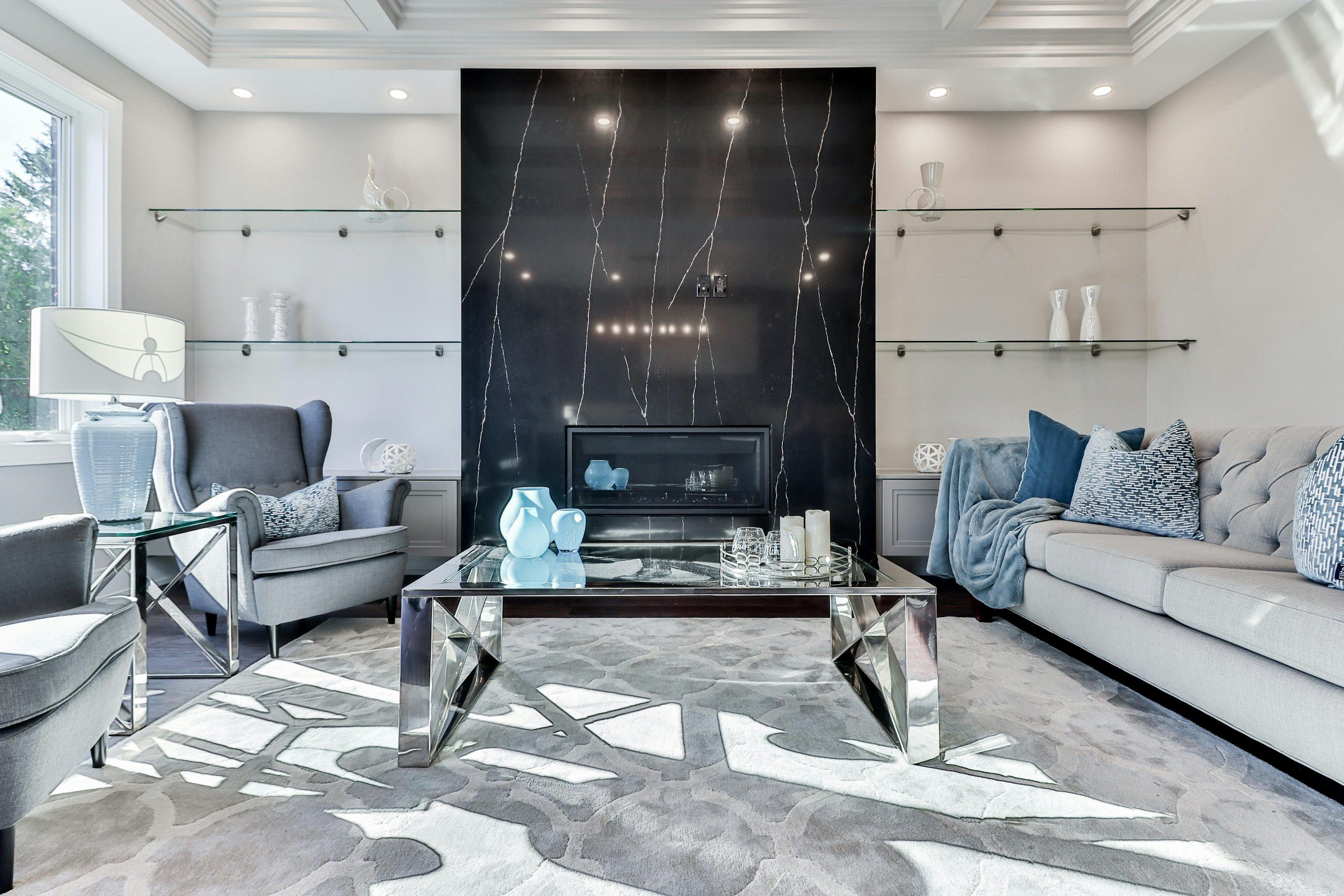 Moderne woonkamer met een brandende inbouwhaard in een donkere wand