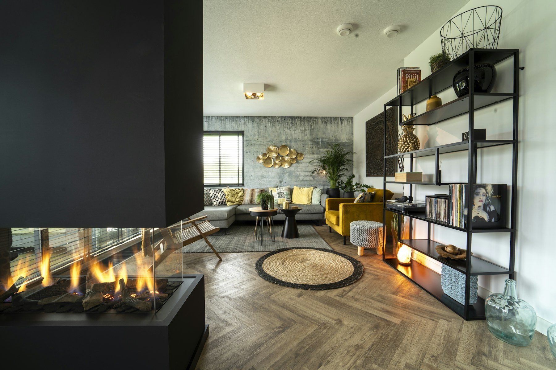Moderne gashaard met een breed vlammenbeeld in een donkere woonkamer