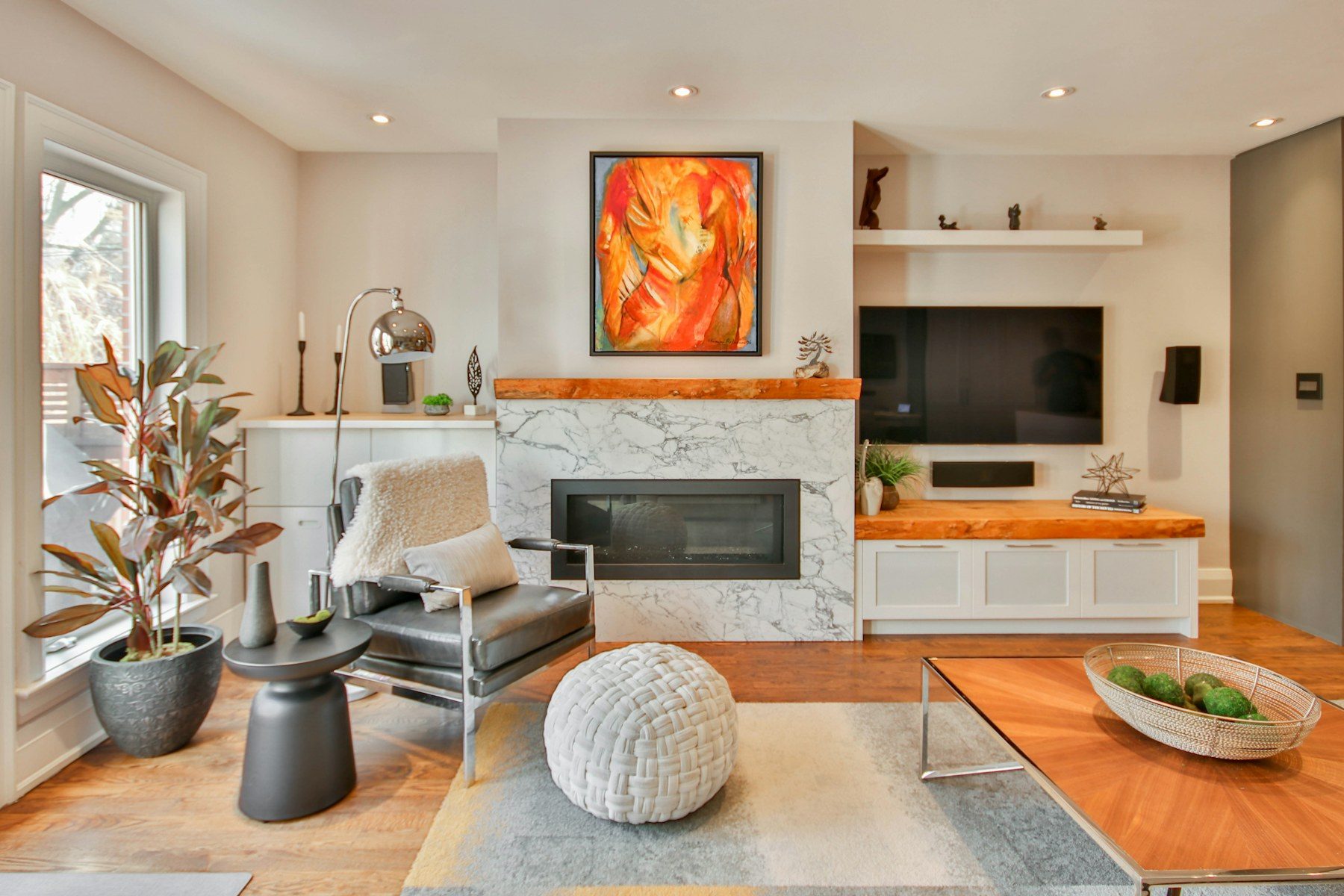 Moderne woonkamer met een brandende inbouwhaard